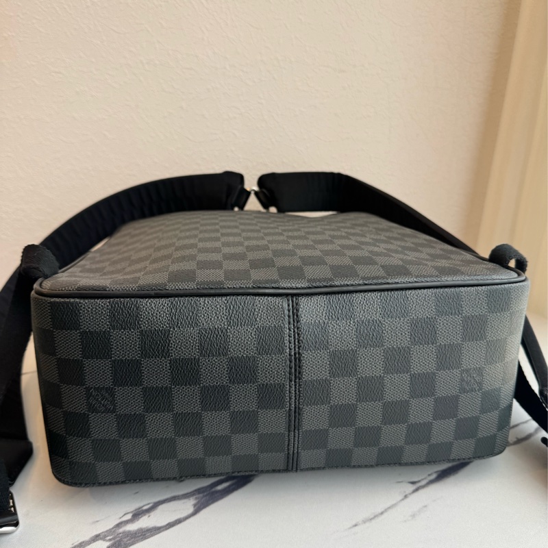 LV黑棋盤格後背包 超新超輕又好裝-4