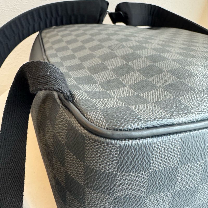 LV黑棋盤格後背包 超新超輕又好裝-5