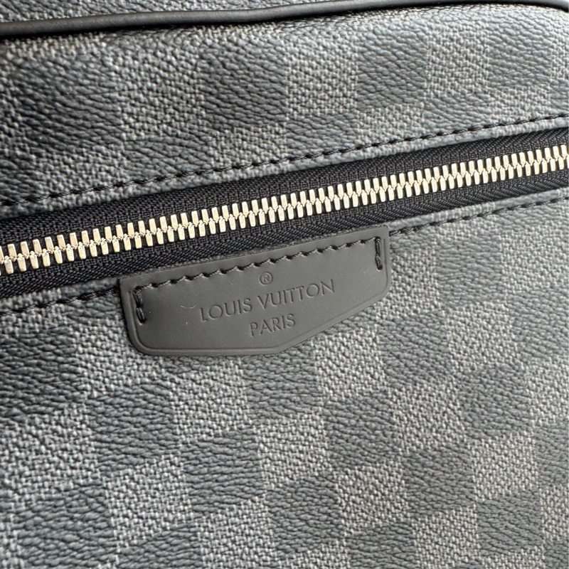 LV黑棋盤格後背包 超新超輕又好裝-9