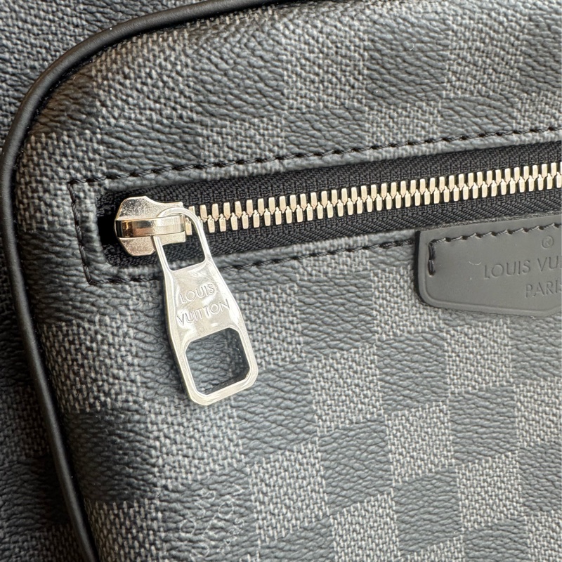 LV黑棋盤格後背包 超新超輕又好裝-10