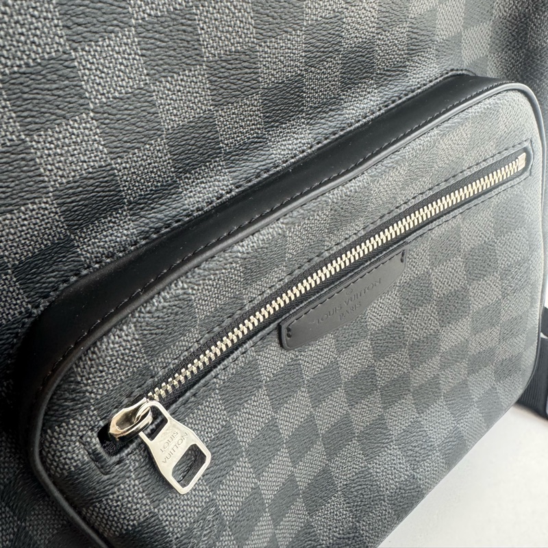 LV黑棋盤格後背包 超新超輕又好裝-11