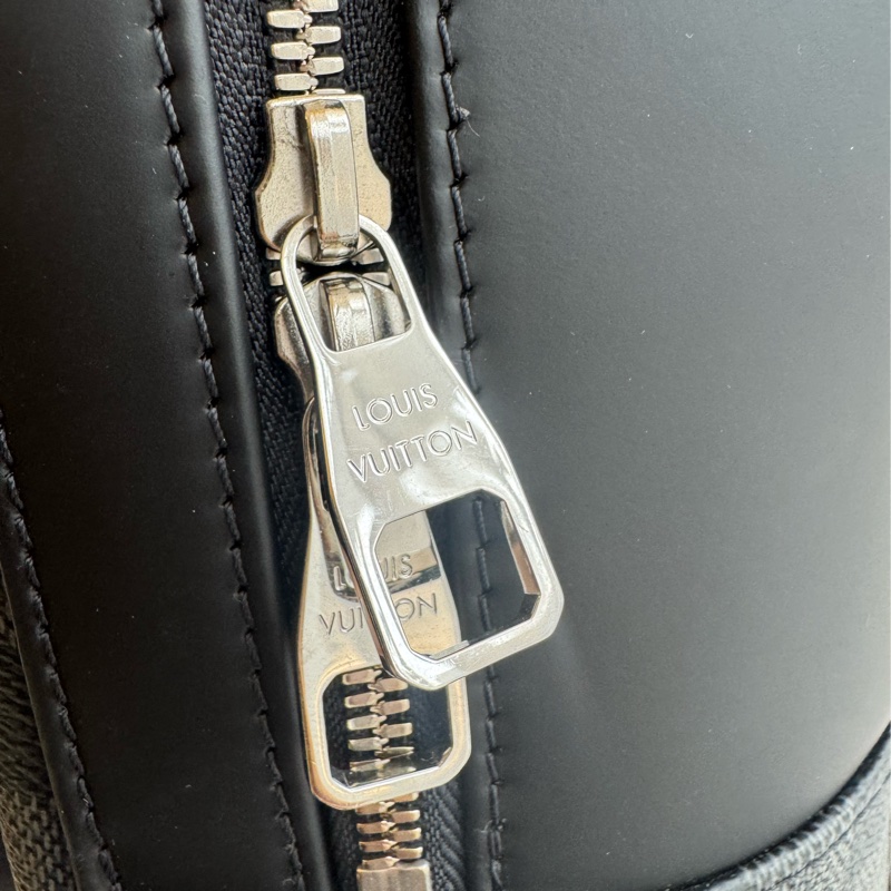 LV黑棋盤格後背包 超新超輕又好裝-13