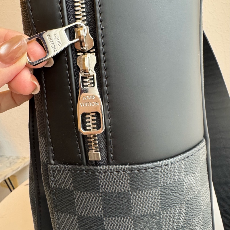 LV黑棋盤格後背包 超新超輕又好裝-15