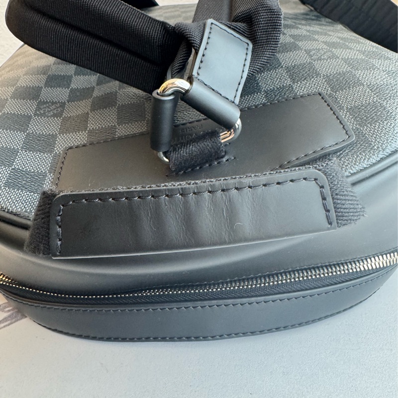LV黑棋盤格後背包 超新超輕又好裝-25