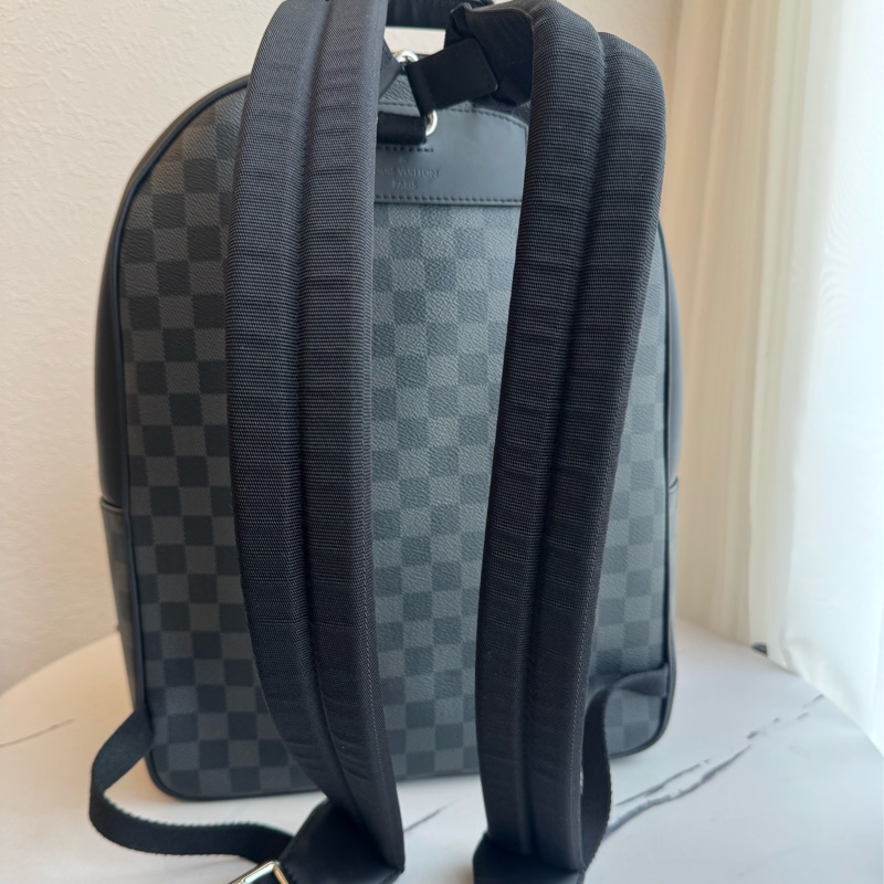 LV黑棋盤格後背包 超新超輕又好裝-30
