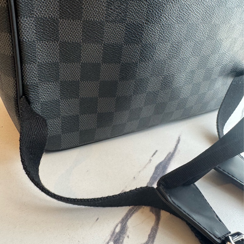 LV黑棋盤格後背包 超新超輕又好裝-32