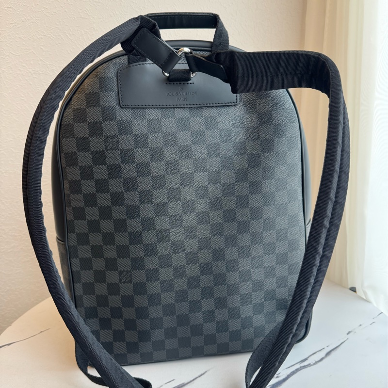 LV黑棋盤格後背包 超新超輕又好裝-35