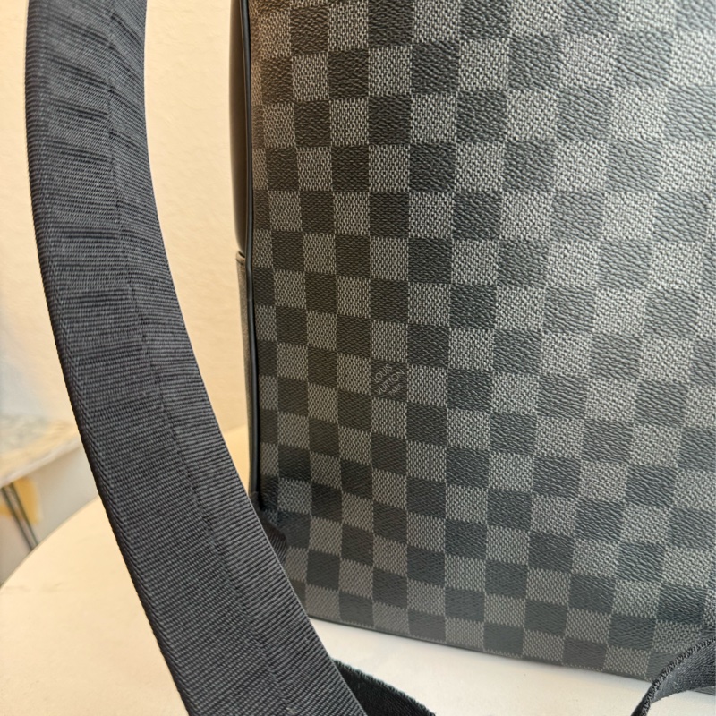 LV黑棋盤格後背包 超新超輕又好裝-36