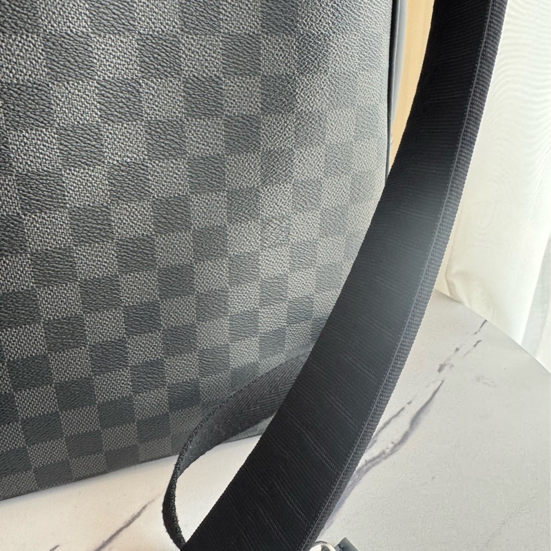 LV黑棋盤格後背包 超新超輕又好裝-37