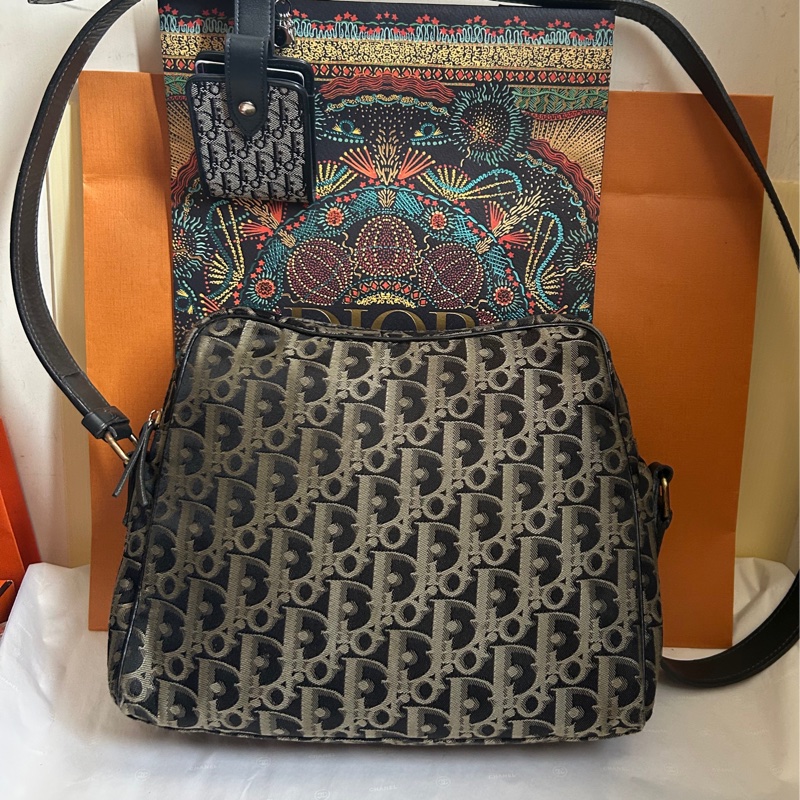 Dior *銀絲刺繡滿版D +扣式（卡）耳機包*斜背包組合👩🏻‍🦰這是稀有Vintage 古董款！#贈D小logo短鍊-0