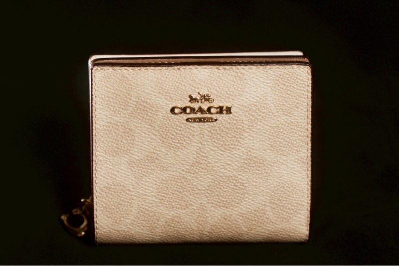 COACH 緹花LOGO防刮皮革釦式拉鍊袋短夾-灰褐-0