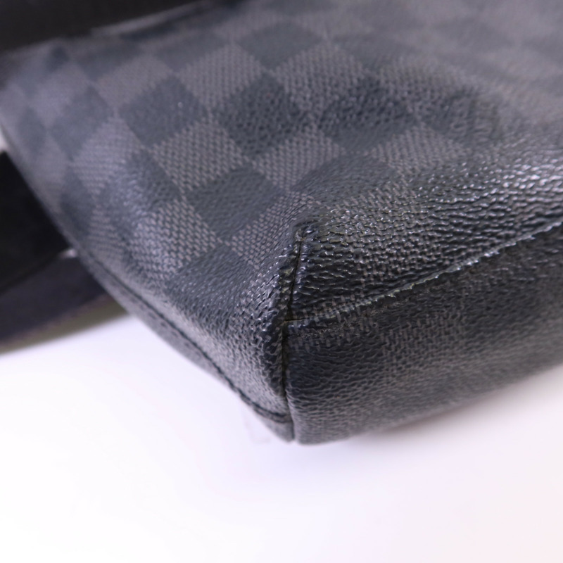 LOUIS VUITTON Damier Graphite Mick PM銀扣肩背袋-13