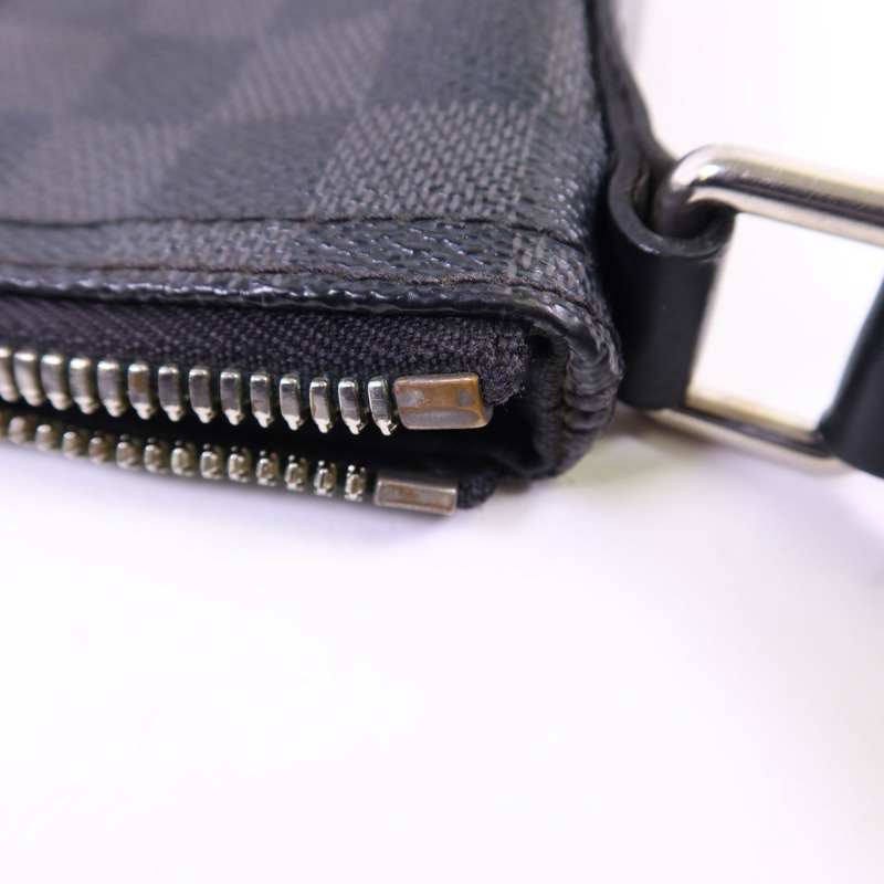 LOUIS VUITTON Damier Graphite Mick PM銀扣肩背袋-15