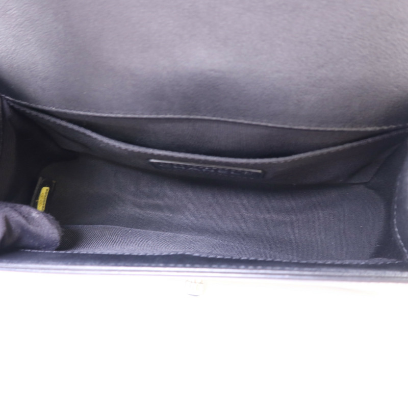 CHANEL 漆皮皮革Boy 20銀扣鏈帶肩背袋-6