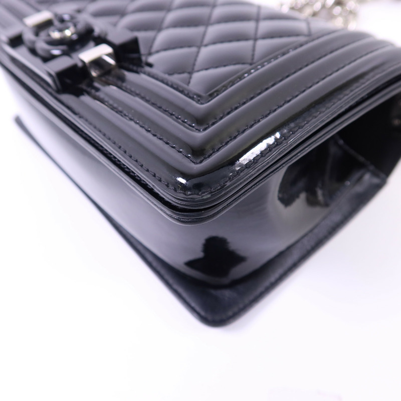 CHANEL 漆皮皮革Boy 20銀扣鏈帶肩背袋-13