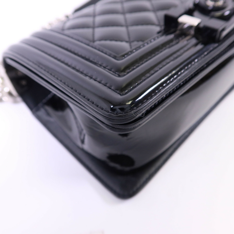 CHANEL 漆皮皮革Boy 20銀扣鏈帶肩背袋-14