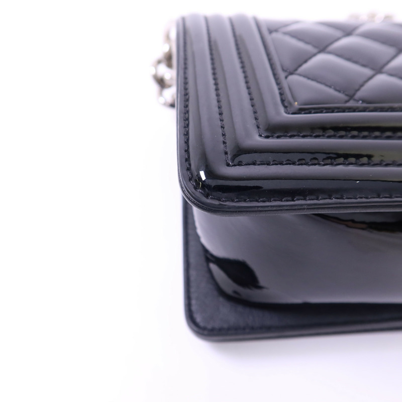 CHANEL 漆皮皮革Boy 20銀扣鏈帶肩背袋-16