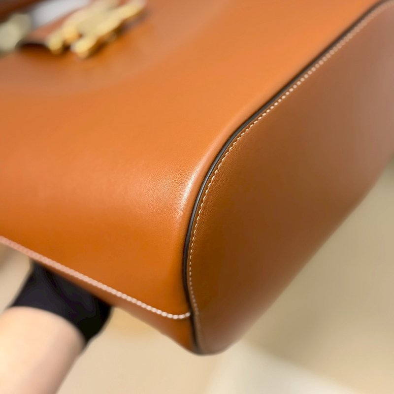 (全新未使用、膠膜未撕😍😍)🏷Celine 瑟琳．Louise 水桶包 中號/客人寄賣-4