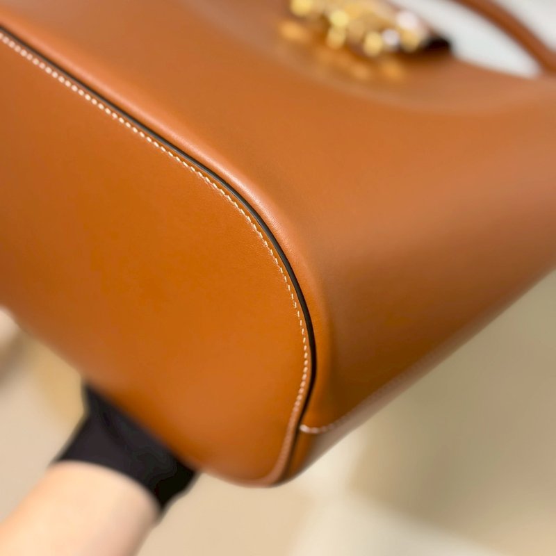 (全新未使用、膠膜未撕😍😍)🏷Celine 瑟琳．Louise 水桶包 中號/客人寄賣-5