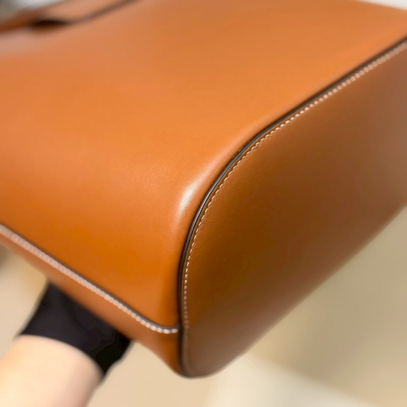 (全新未使用、膠膜未撕😍😍)🏷Celine 瑟琳．Louise 水桶包 中號/客人寄賣-6