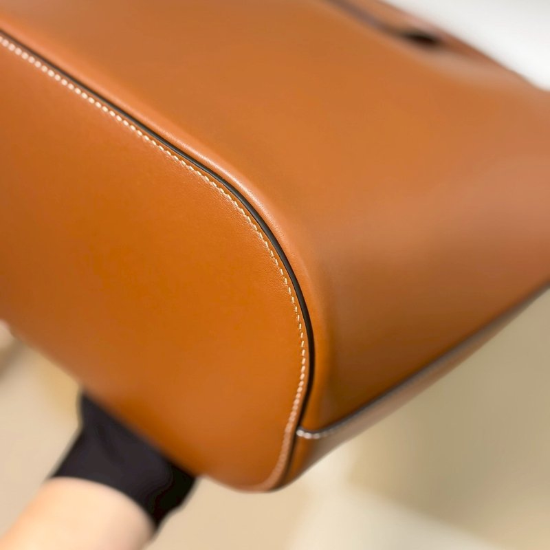 (全新未使用、膠膜未撕😍😍)🏷Celine 瑟琳．Louise 水桶包 中號/客人寄賣-7