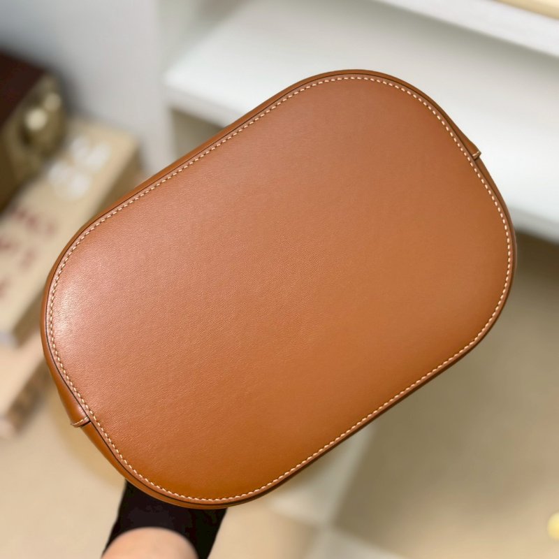 (全新未使用、膠膜未撕😍😍)🏷Celine 瑟琳．Louise 水桶包 中號/客人寄賣-8