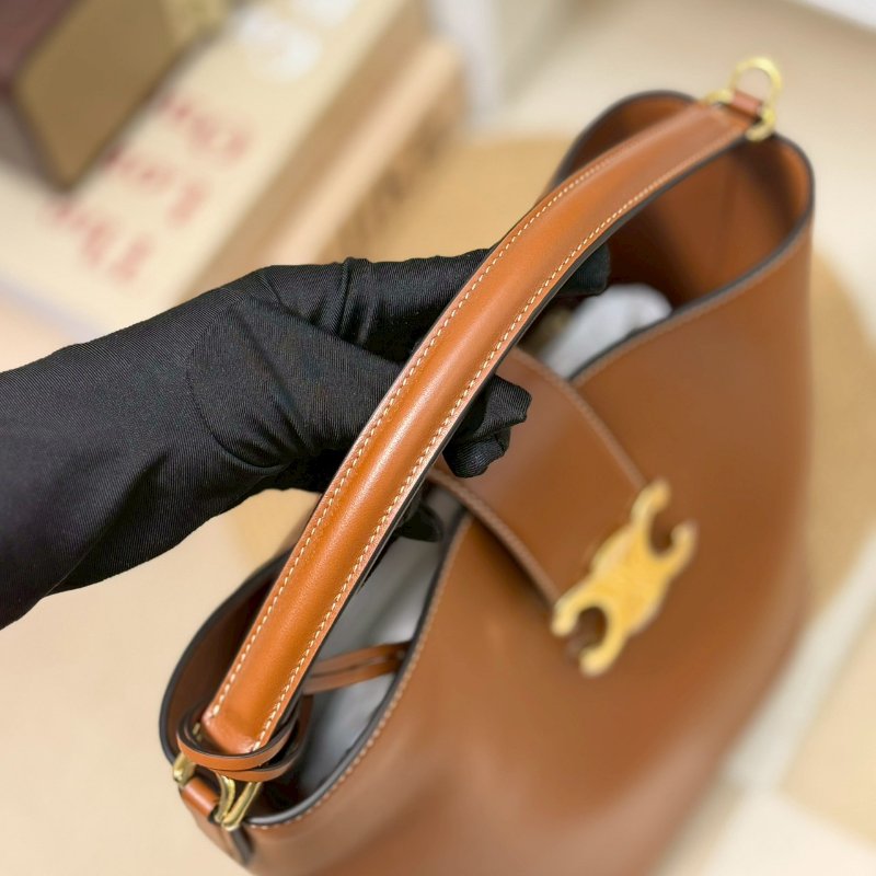 (全新未使用、膠膜未撕😍😍)🏷Celine 瑟琳．Louise 水桶包 中號/客人寄賣-10