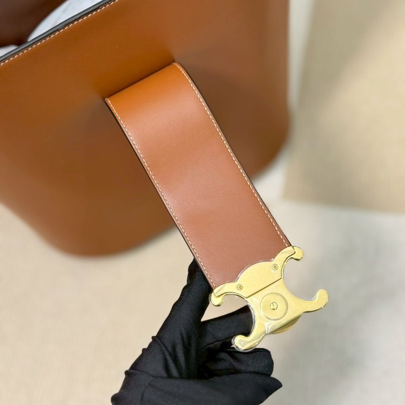 (全新未使用、膠膜未撕😍😍)🏷Celine 瑟琳．Louise 水桶包 中號/客人寄賣-12