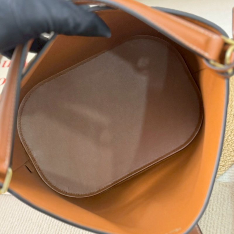 (全新未使用、膠膜未撕😍😍)🏷Celine 瑟琳．Louise 水桶包 中號/客人寄賣-13