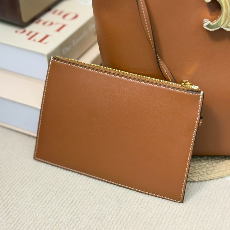 (全新未使用、膠膜未撕😍😍)🏷Celine 瑟琳．Louise 水桶包 中號/客人寄賣-15