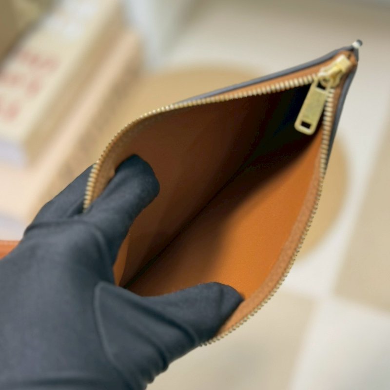 (全新未使用、膠膜未撕😍😍)🏷Celine 瑟琳．Louise 水桶包 中號/客人寄賣-17