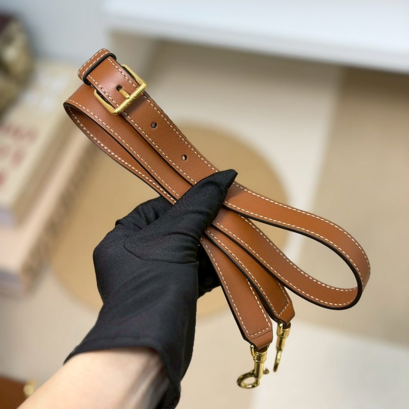 (全新未使用、膠膜未撕😍😍)🏷Celine 瑟琳．Louise 水桶包 中號/客人寄賣-18