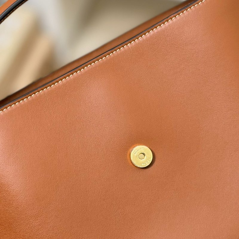 (全新未使用、膠膜未撕😍😍)🏷Celine 瑟琳．Louise 水桶包 中號/客人寄賣-19