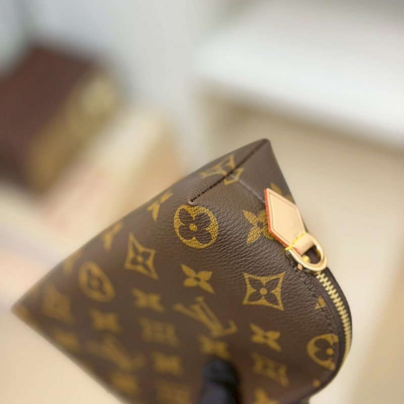 (全新未使用✨✨)🏷LV 路易威登．貝殼化妝包 M47515-7