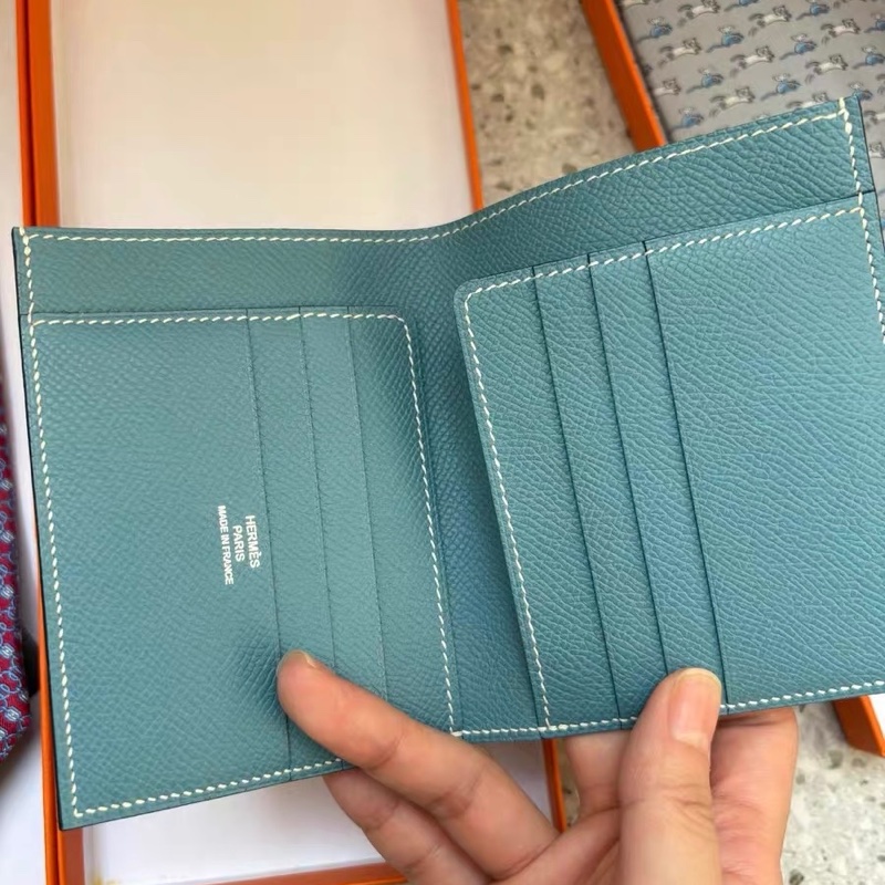 全新 愛馬仕 Hermès 愛馬仕 Epsom 皮革短夾｜藍綠色系｜白線｜多卡層｜附盒-1