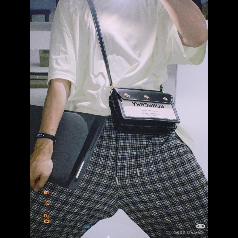 莉亞精品♡Burberry 黑色拼接斜背包 九新美包-1