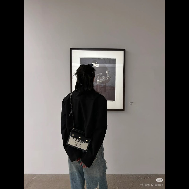莉亞精品♡Burberry 黑色拼接斜背包 九新美包-3