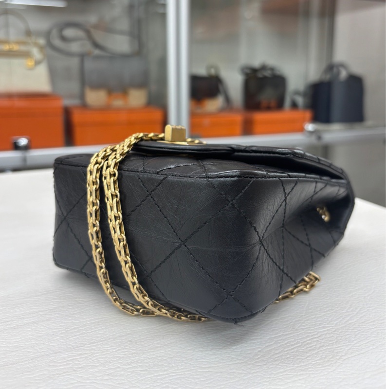 Chanel 黑金2.55 手機包-6