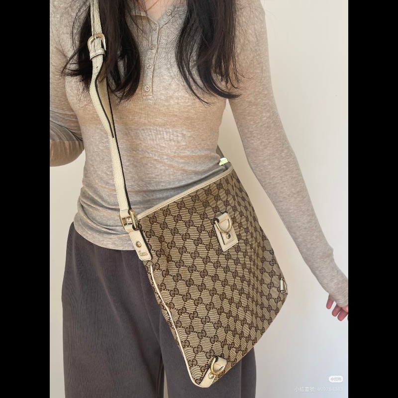 莉亞精品♡Gucci D型釦斜背包 二手美品-1