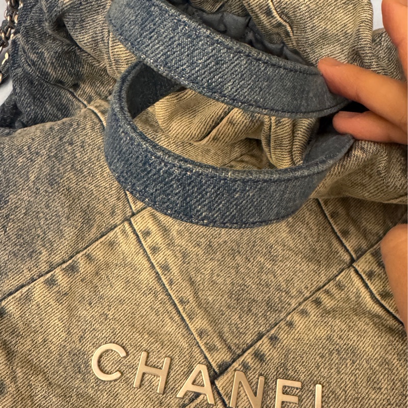 近全新CHANEL(香奈兒) 22Bag 帶手柄雙肩包 小號 29cm 牛仔藍 牛仔 晶片開 銀扣-10