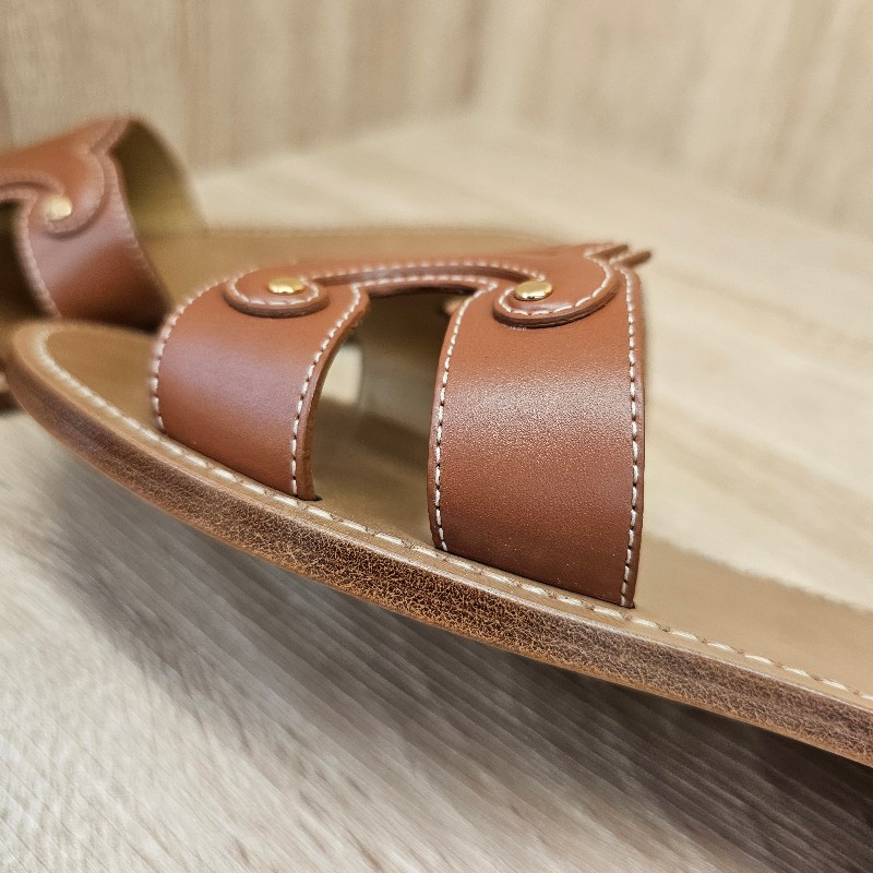 [超級甜出😳看到別猶豫把握] Celine焦糖色牛皮凱旋門平底拖鞋-3