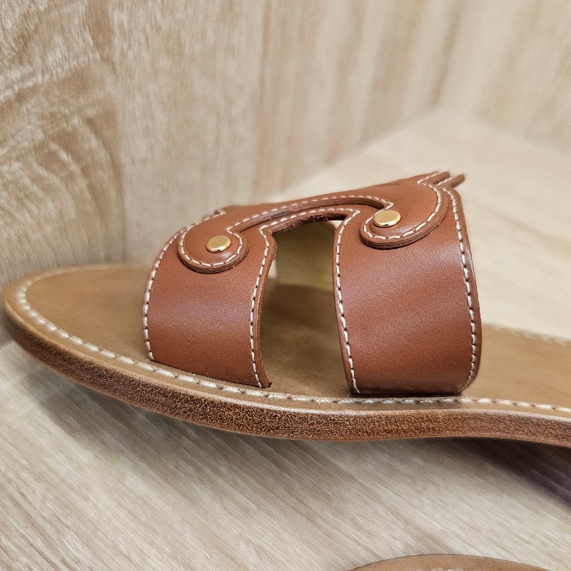 [超級甜出😳看到別猶豫把握] Celine焦糖色牛皮凱旋門平底拖鞋-4