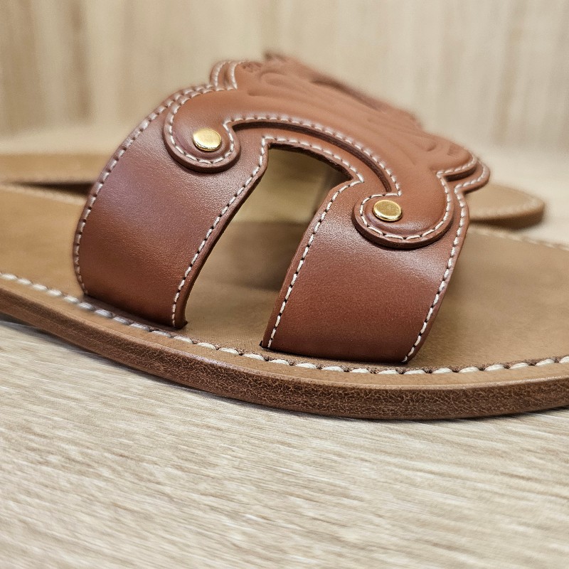 [超級甜出😳看到別猶豫把握] Celine焦糖色牛皮凱旋門平底拖鞋-9