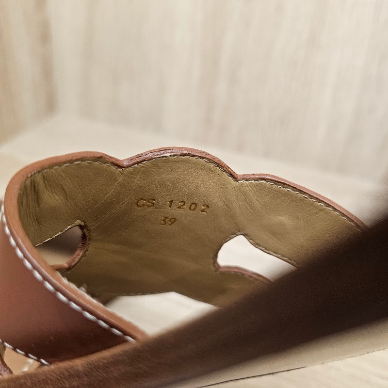 [超級甜出😳看到別猶豫把握] Celine焦糖色牛皮凱旋門平底拖鞋-12