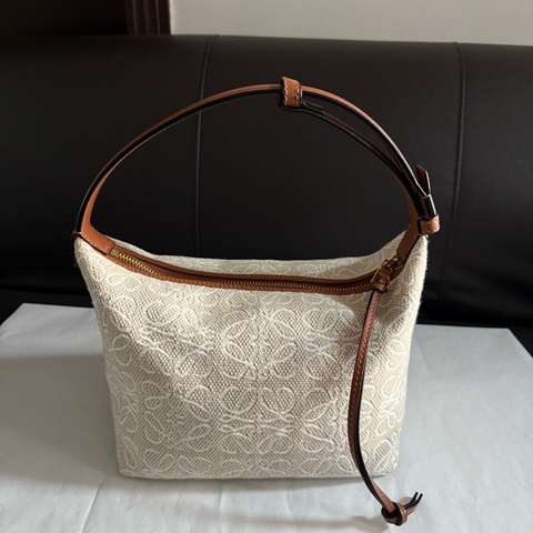 99新Loewe羅意威 cubi小號飯盒包單肩腋下包 無附件