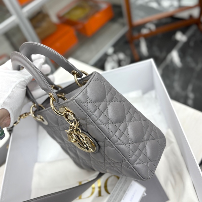 Dior大象灰四格徽章戴妃-1