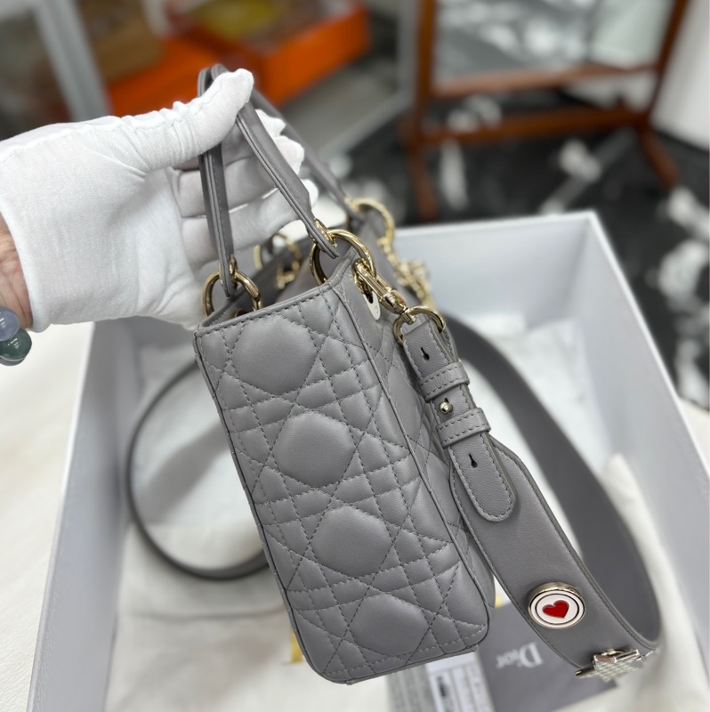 Dior大象灰四格徽章戴妃-2