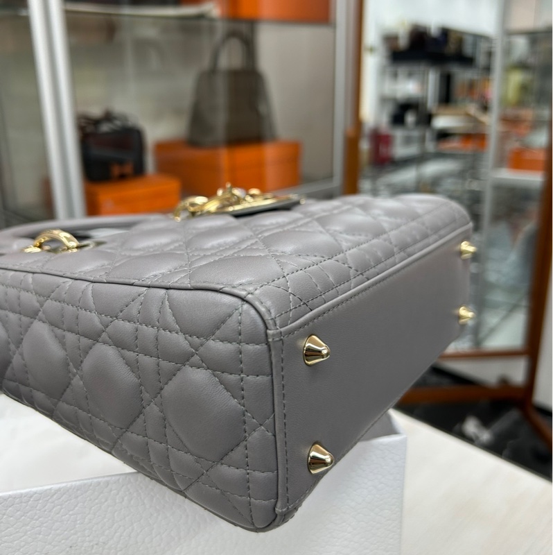 Dior大象灰四格徽章戴妃-5