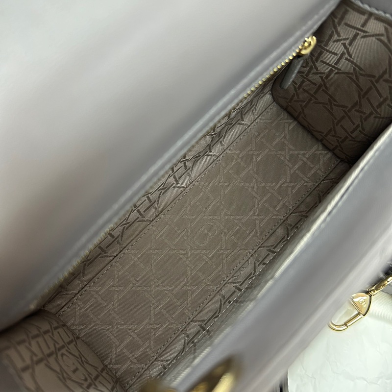 Dior大象灰四格徽章戴妃-7