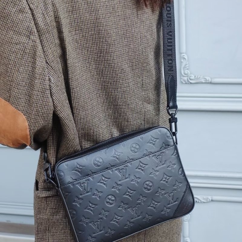 Louis Vuitton - 黑色牛皮壓紋Trio黑武士郵差包-5